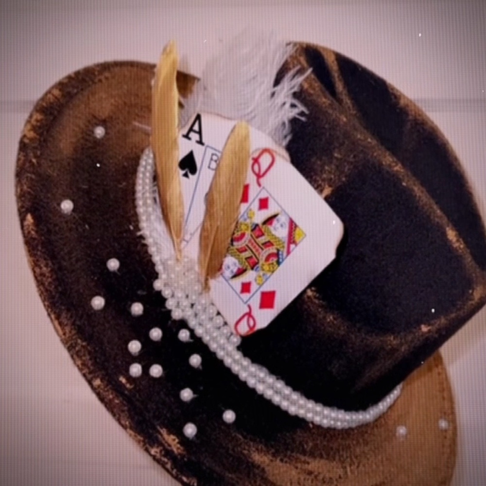 Custom painted felt hat. 🎩